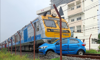  जनकपुरमा रेल र कार ठोक्किए,तीन जना घाईते 